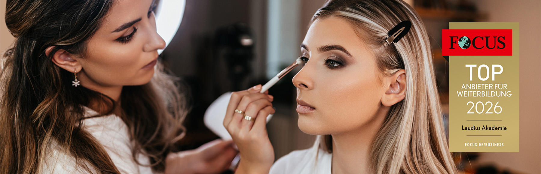 Visagist*in & Make-Up Artist*in